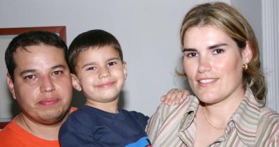 Mario Ernesto Arvizu Villarreal acompañado por sus papás Mario Arvizu y Julieta Villarreal el día de su cumpleaños