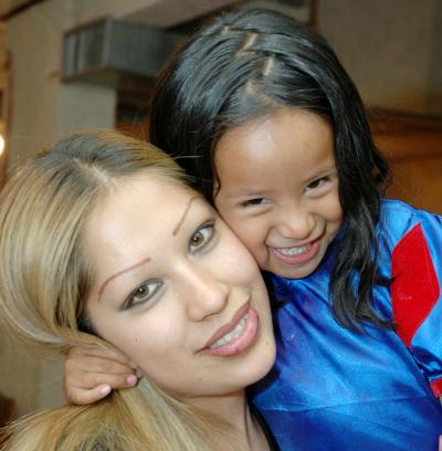 Pamela Janeth de los Santos Hernández junto a su mamá Janeth Hernández Márquez en su fiesta de cuatro años