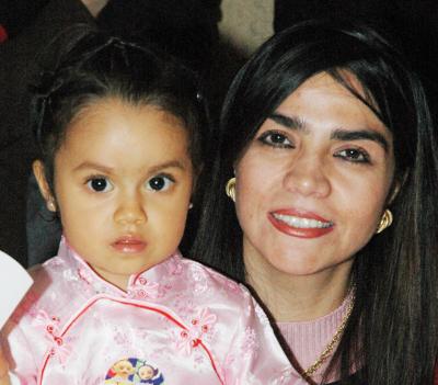 Adriana Jiménez Contreras junto a su mamá, Iveth Jiménez Contreras, el día de su cumpleaños número dos