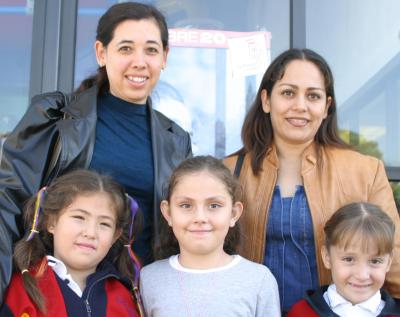 Karla Reyes de Hernández y Leticia Núñez de González, acompañada de las niñas Karla Hernández, Pilar Guitérrez y Ana González