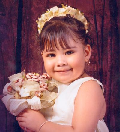 Niña Valeria Guadalupe Blanco Triana, en una fotografía de estudio con motivo de sus tres años de vida.