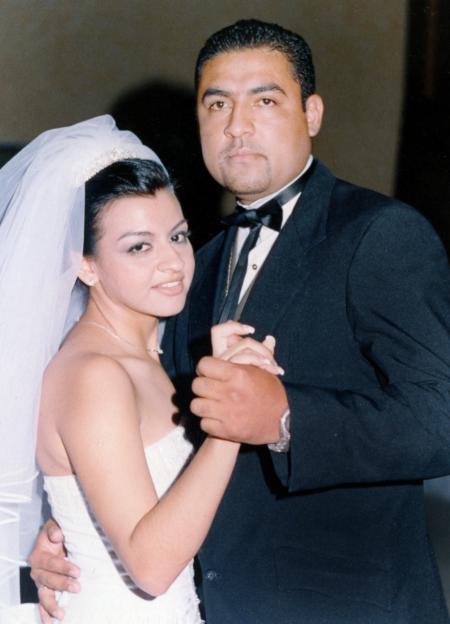 Lic. Julio C. Domínguez Silva y Lic. Hortencia Isabel Chávez Reyes contrajeron matrimonio religiosa en la parroquia de La Sagrada Familia de la colonia Las Rosas en Gómez Palacio Dgo., el sábado 14 de agosto de 2004.