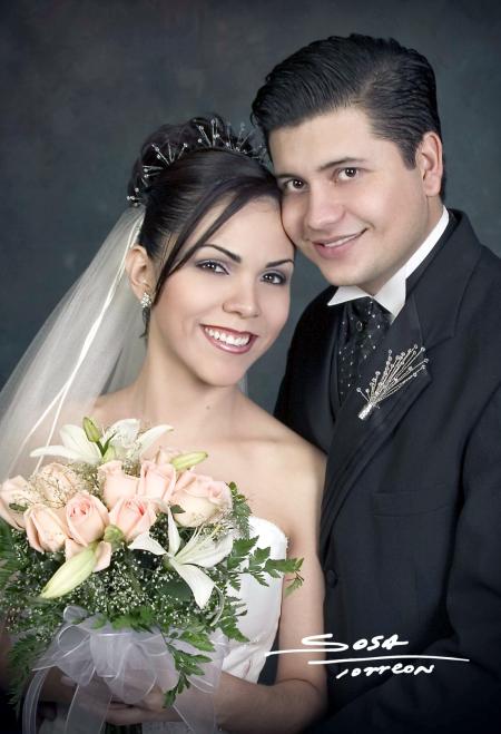 C.P Ernesto Everardo González Aguilera y Lic. Victoria Valadez Saldívar recibieron la bendición nupcial en la parroquia de Nuestra Señora de laVirgen de Lourdes el sábado 16 de octubre de 2004.