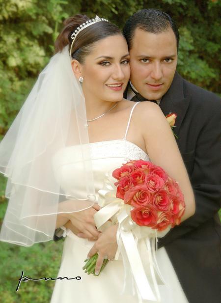 Ing. Daniel Mora Máynez y Srita. Estela Meraz Magaña recibieron la bendición nupcial en la parroquia de Nuestra Señora de la Virgen de la Encarnación, el sábado 11 de septiembre de 2004