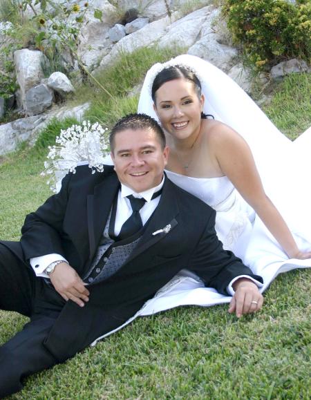 Lic. Juan Francisco Landeros Ortega e Ing. Leilani Flores Carrillo contrajeron matrimonio religioso en la parroquia Los Ángeles el sábado dos de octubre de 2004.