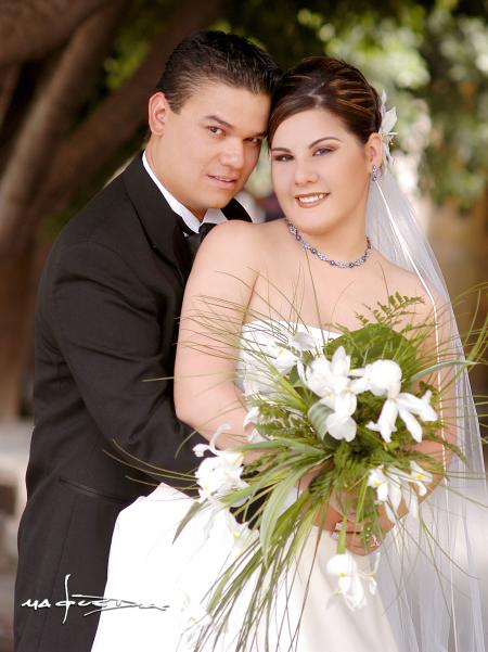 Sr. Roberto Hurtado Leyer y L.P. Araceli Bernal Flores contrajeron matrimonio religioso en la parroquia de San Pedro Apóstol, el sábado 11 de septiembre de 2004