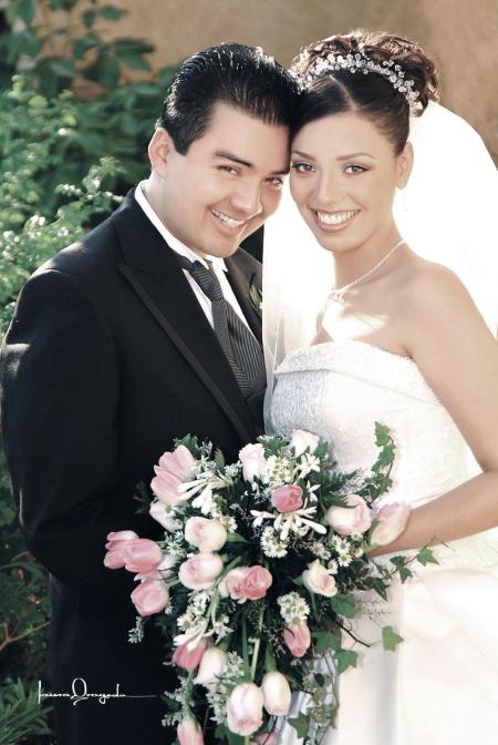 Lic. Jesús Ernesto Torres Uribe y Lic. Dulce María Gutiérrez Sánchez contrajeron matrimonio religioso en la capilla de la Santa Cruz de Casa de Cristiandad el sábado 16 de octubre de 2004