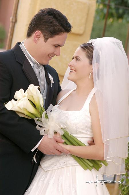 Sr. Gerardo Arturo Salazar Ornelas y Srita. Ana Marcela de Llano Pérez contrajeron matrimonio religioso en la parroquia de Nuestra Señora de la Virgen de la Encarnacón el sábado 16 de octubre de 2004