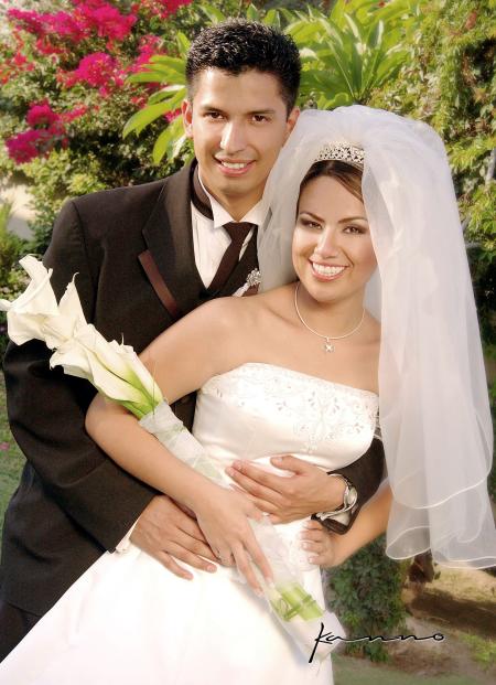 Sr. Gerardo Carrera Rodríguez y Srita. Liliana González Sánchez recibieron la bendición nupcial en la parroquia Los Ángeles  ekl viernes 15 de octubre de 2004.