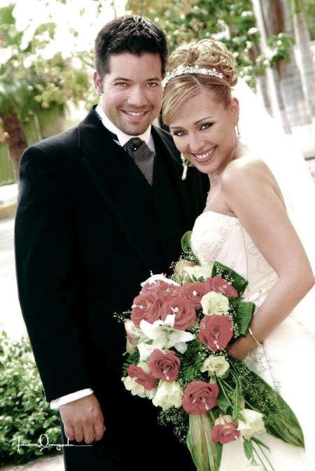 Sr. Jesús Mario Lozano González y Srita. Ileana Alejandra García Ríos contrajeron matrimonio religioso en la parroquia de la Sagrada de la Familia, el 25 de septiembre de 2004.