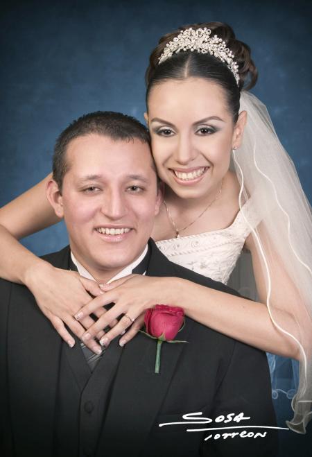 L.I.N Arturo Márquez ayala y L.E.D María Eugenia Favila Tinoco contrajeron matrimonio religioso en la parroquia de La Sagrada Familia el sábado 16 de octubre de 2004.
