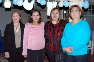 Georgina Soto de Pérez, Claudia y Anel Pérez le organizaron  una fiesta de canastilla