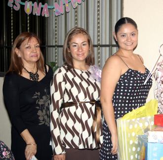  16 de noviembre de 2004
Rosa María Luna de Rangel , acompañada por las organizadoras de su fiesta de canastilla .
