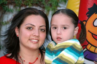 Claudia Serna de Medrano con su hija Débora Medrano.