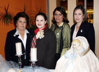  18 de noviembre de 2004
Irma Camacho de Sánchez en compañía de Josefina Morales, Alejandra Quirarte y Beatriz Acosta
