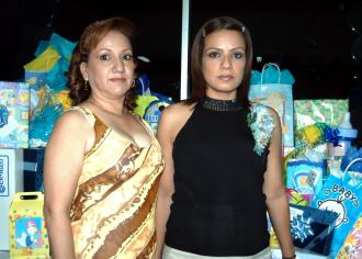 Flor Monsiváis de Romero junto a su mamá Blanca Hernández en su fiesta de canastilla