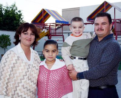  18 de noviembre de 2004

Michelle y Alejandra López Reyes con sus papás, Jaime Kópez y Claudia Reyes
