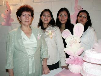  21 de noviembre de 2004
D-Blanca Carmona de Levanant en compañía de Andrea Macías de Carmona, Edith Carmona y Ana Luisa Carmona