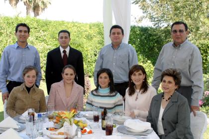 Butsy de Villalobos, Julio Villalobos, Cecy de Gutérrez, Mary de Tumoine, Benjamín Tumoine, Francisco Cázares, Isabel Cobos, Brenda de Villalobos y Julio Villalobos en reciente acontecimiento social
