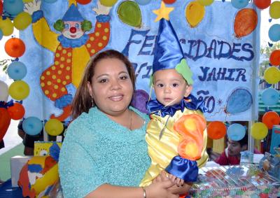 Victor Yahir de Santiago Martínez con su mamá María de Lourdes Martínez