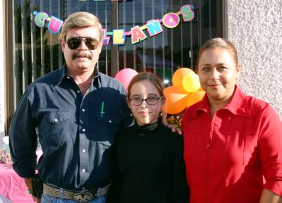 Pamela Ayup Muñoz en su fiesta de cumpleaños con sus papás
