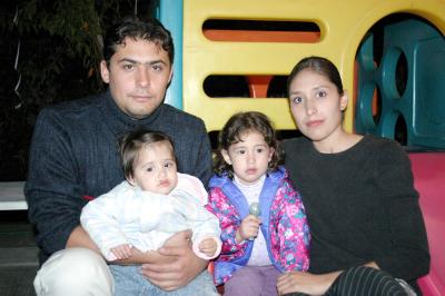Christian y Stephania Urby acompañados de sus papás