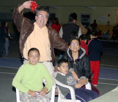 Raúl y Esperanza Mora con sus hijos