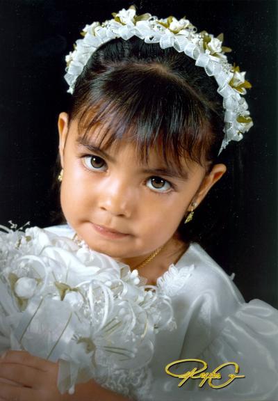 Niña Marlen Adilene Reyes Puga, en una fotografía de estudio con motivo de su cumpleaños número tres