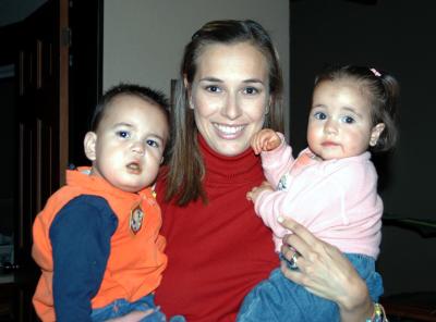 Iziar de Cuesta con los pequeños Rogelio Ramírez y Susana Cuesta