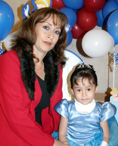 Cynthia Denisse Martínez Guardado junto a su mamá Norma Guardado