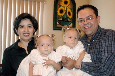 Paulina y Pamela Hernández Cuéllar cumplieron un año y lo celebraron en compañía de sus papás.