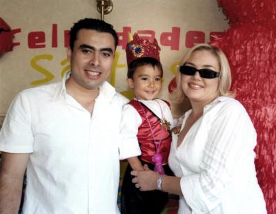 El pequeño Santiago Adolfo Juárez González en su fiesta de cumpleaños con sus papás.