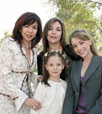  22 de noviembre de 2004

Lourdes Quintero de Boehringer, Irene Duarte de Manzur, Lili Uribe de Valdez y María Frida Boehringer, en reciente acontecimiento social.