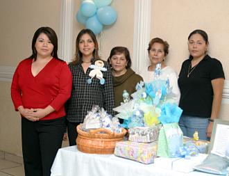  23 de noviembre de 2004
Por el cercano nacimiento de su primer bebé, Marcela Rodríguez de Pimentel disfrutó de una fiesta de regalos en compañía de sus familiares