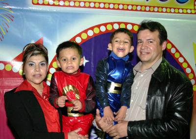 Alan y Ramsés Rivas Rodríguez junto a sus papás Felipe Rivas y Beatriz Rodríguez de Rivas