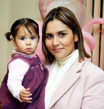  25  de noviembre de 2004
Gaby Córdova de Fernández con su hijita Isabela  Fernández Córdova.
