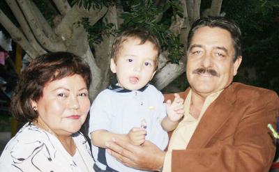 Jesús Pizarro y Rosa Velia Galván  con su nieto el día que cumplió dos años.