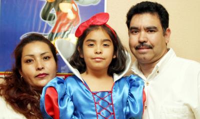 Luis Enrique Hernández y Ernestina Fernández de Hernández festejan a su hija Silvia Nayeli.