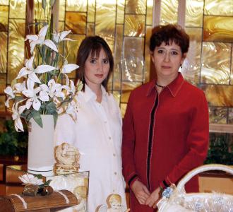 Ileana Gutiérrez de Villarreal junto a su mamá María del Carmen Lugo quien le ofreció una bonita fiesta de regalos en honor al bebé que espera