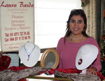 Laura Banda con su joyería de piedra