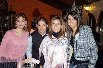 Marcela Mancha de Huerta en su fiesta de canastilla con sus amistades.