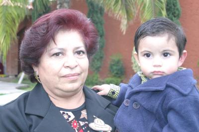Chepina C. de Becerra y su nieto Dieguito