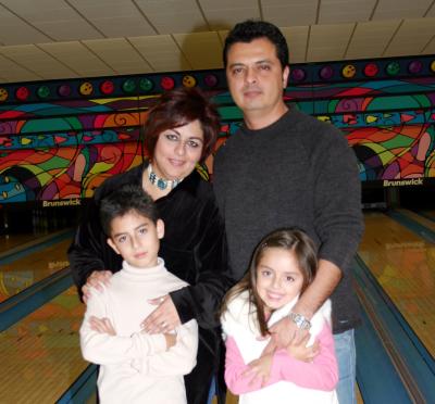 Hugo Alexis Núñez acompañado por su familia el día que celebró su noveno cumpleaños.