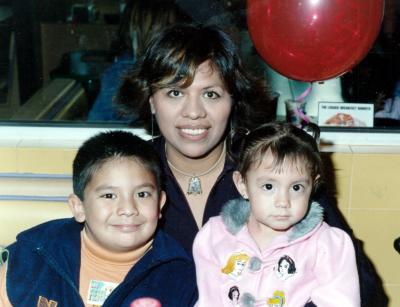 Aída Meneses Hernández junto a su mamá Aída y su hermano Hamlet.