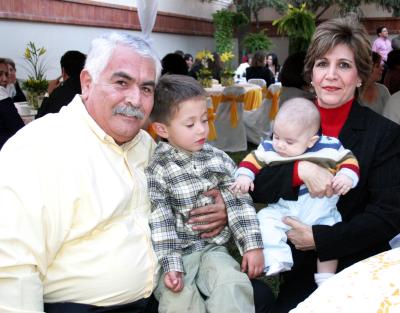 Francisco Orduñio y Paquita Jaime de Orduño con sus nietos.