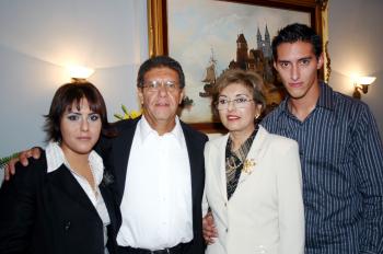 Con motivo de su 25 aniversario de bodas, los sres. Adrián González y Alma Aguilera de González  efectuaron una amena reunión, aquí junto a sus hijos .