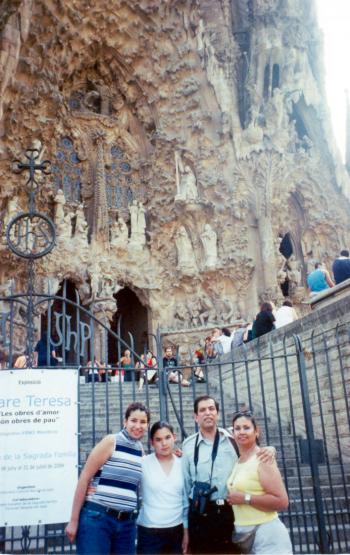 Jesús Ochoa Cebrián, Ana María Valdés, Martha y Lupita Ochoa Valdés visitaron  la iglesia  de la Sagrada Familia en Barcelona
