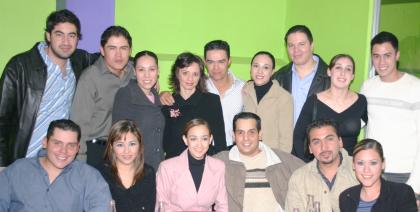  30 de noviembre de 2004 
Roque Márquez Santelices e Isabel Garza Coss acompañados de amigos en la despedida que les organizaron