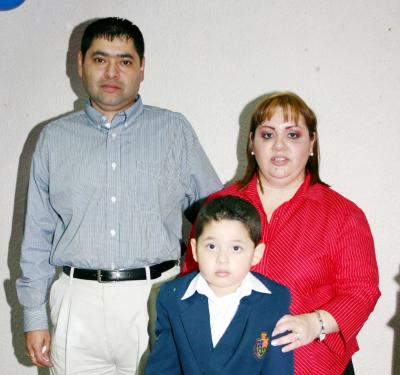 Daniel Castrellón  en compañía de sus papás