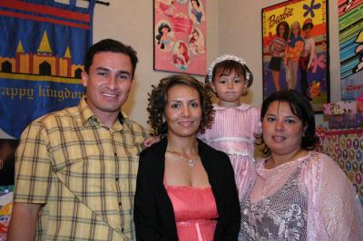 Ana Sofía Saucedo González, acompañada de María de Jesús González y sus tíos Gerardo González y Paty González.